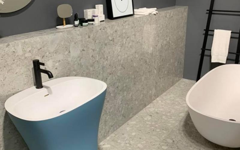 Piastrelle per un bagno: grès effetto marmo lucido e tinte unite opache