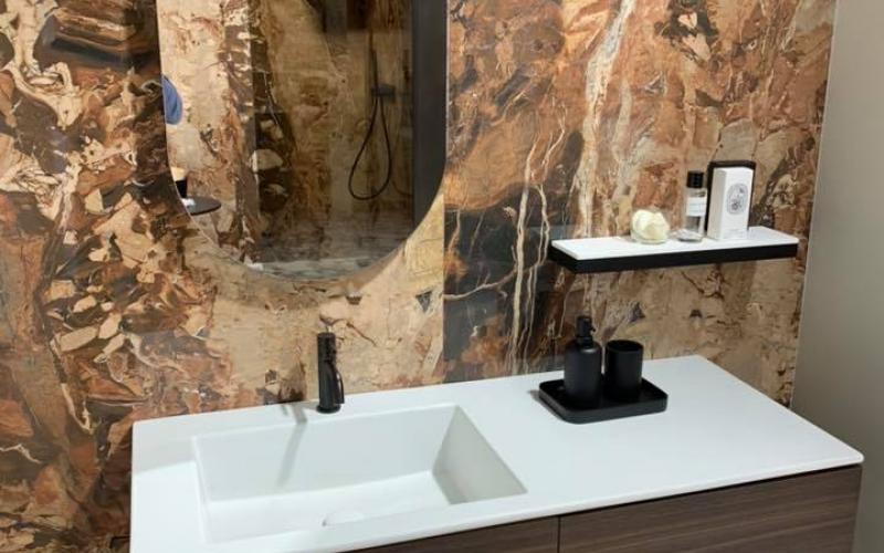 Piastrelle per bagno effetto marmo, lusso accessibile