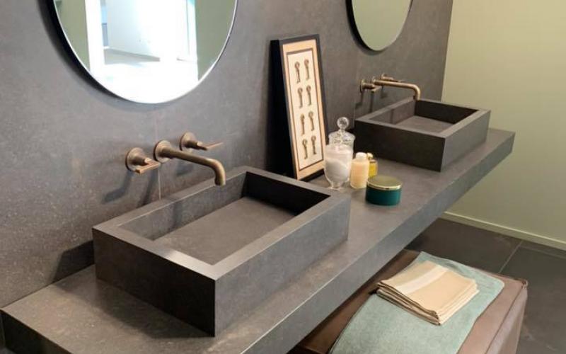 Piastrelle da bagno effetto cemento: rivestimento, piano e lavabi