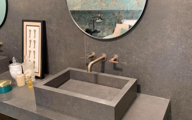 Piastrelle da bagno effetto cemento: rivestimento, piano e lavabi