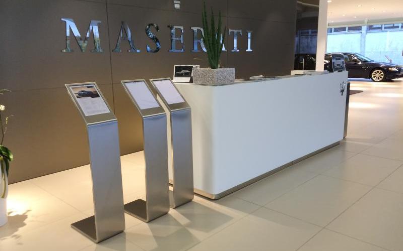 Maserati a Vicenza piastrelle beige pavimenti per negozi