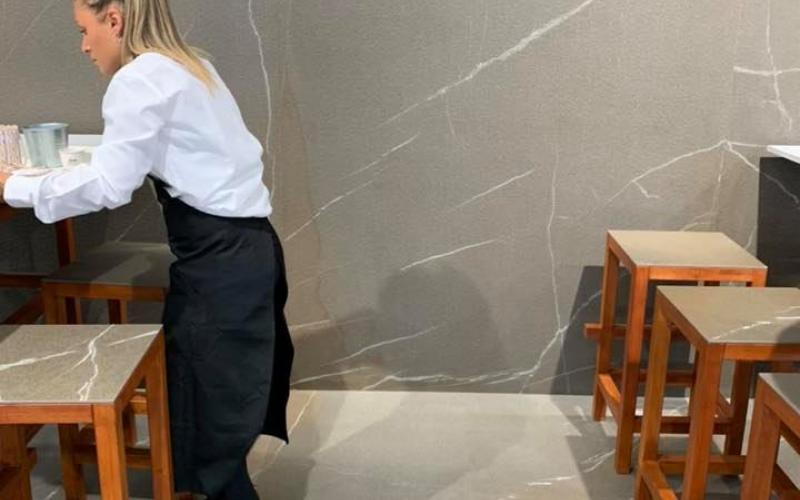 Piastrelle ristorante: pavimento e rivestimento effetto pietra piasentina
