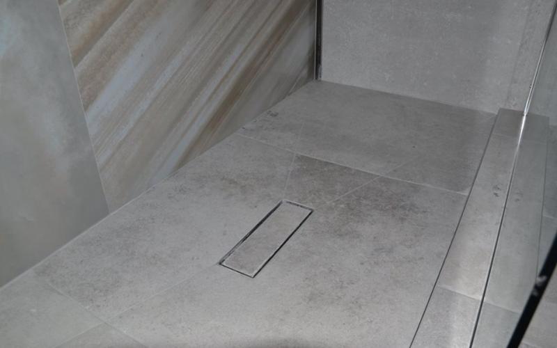 Piatto doccia in grandi lastre di gres porcellanato a Vicenza
