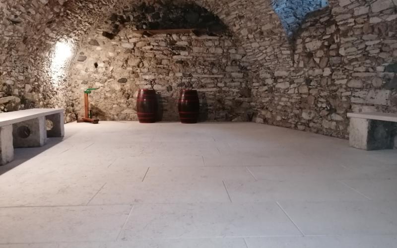Pavimento in pietra di prun in una cantina a Valdagno, Vicenza