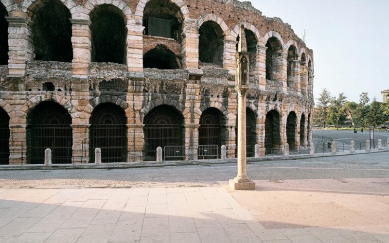 Piazza Bra, Arena di Verona, pavimento in Pietra di Prun
