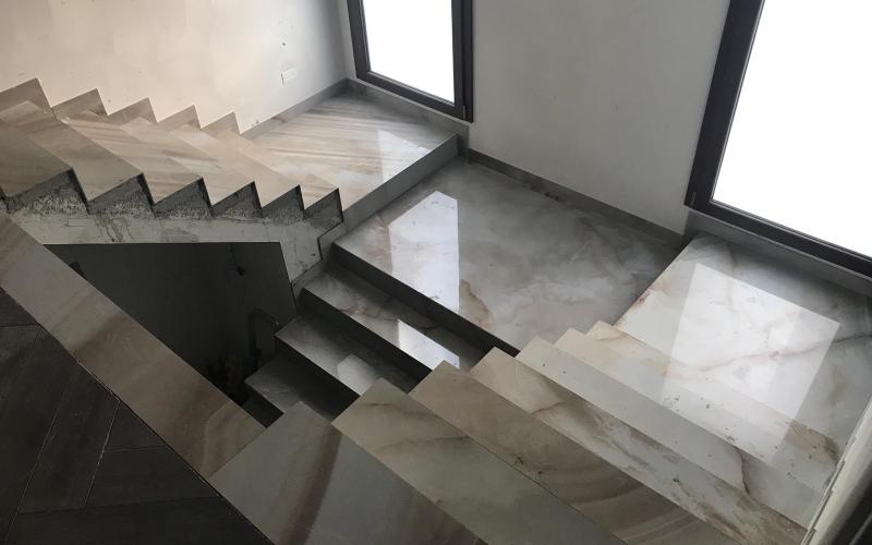 Marble-effect stoneware staircase under construction