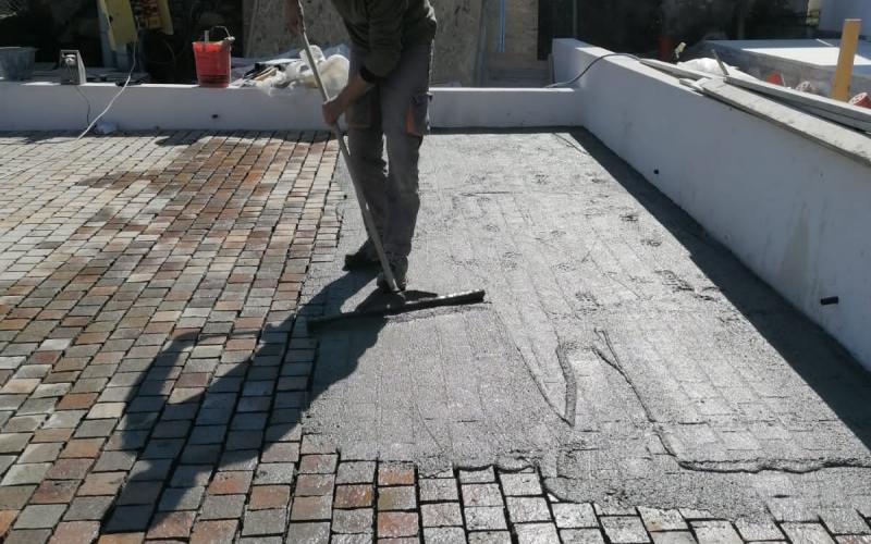 Porfido a pavimento in un esterno a Lonigo (Vicenza) durante la fase di stuccatura