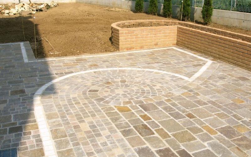External paving: a porphyry walkway and decoration