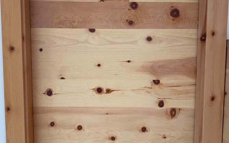 Porta ed arredamento camera in legno di cirmolo