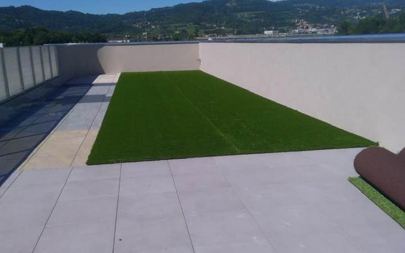 Laying synthetic grass on the roof of an industrial building in Arzignano