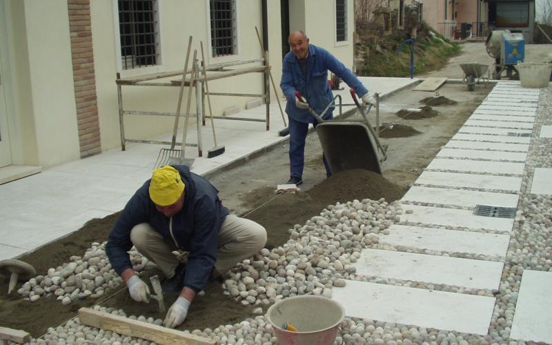 Laying outdoor pebble stone flooring