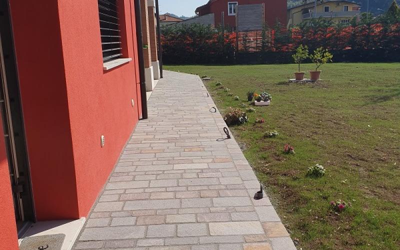 Verona: pavimento esterno del marciapiede in porfido squadrato ultimato