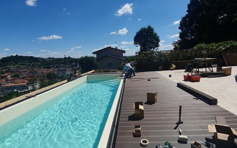 Pavimentazione esterna in wpc a bordo piscina a Vicenza