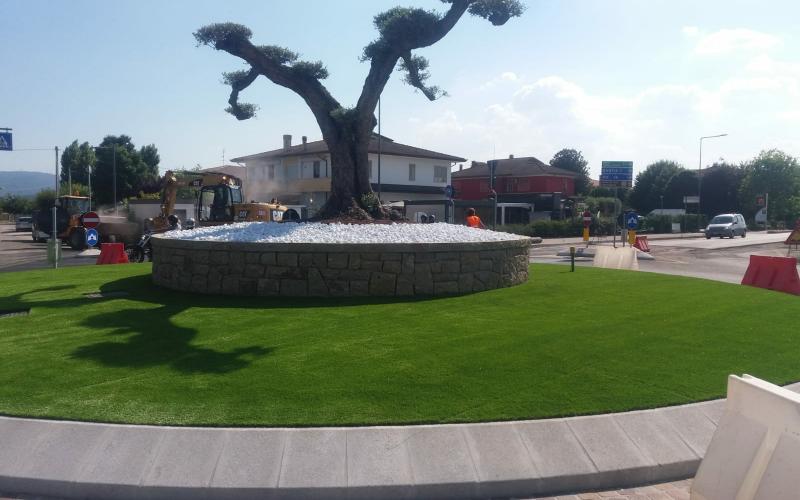 Synthetic lawn at a roundabout