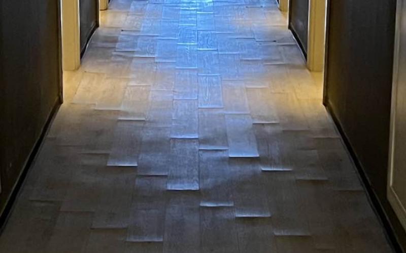 Pavimento in laminato che si è gonfiato in un corridoio di un Hotel