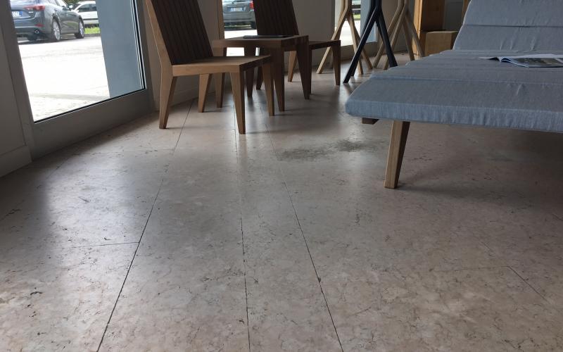 pavimento in pietra di prun all'interno di un negozio