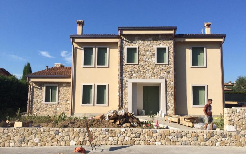 La casa con i rivestimenti in pietra ultimati