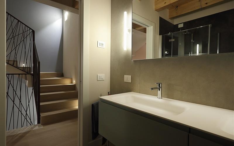 casa moderna bagno moderno pavimenti in legno a Vicenza provincia Verona
