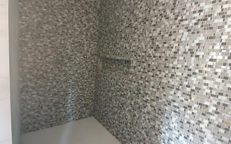 Posa del mosaico a rivestimento nella zona doccia ad Altavilla Vicentina