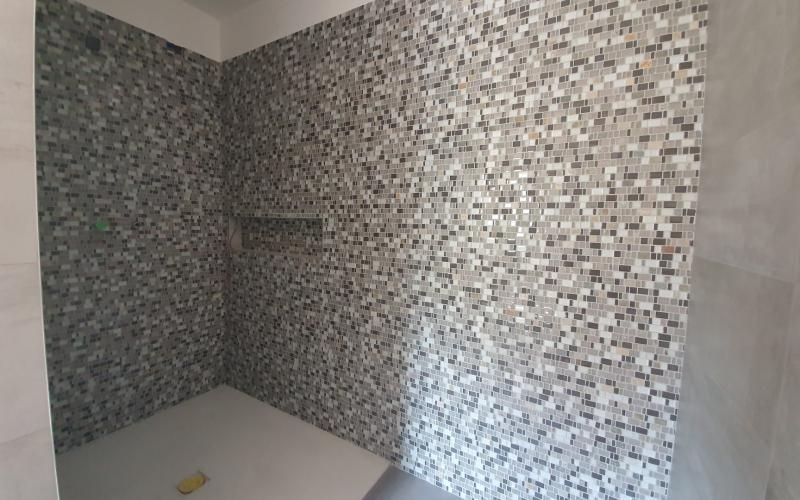 Posa del mosaico a rivestimento nella zona doccia ad Altavilla Vicentina