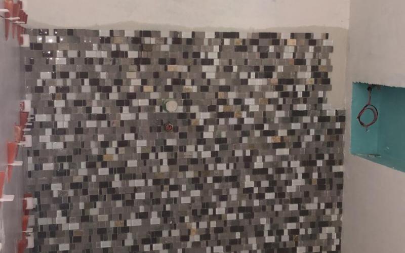 Posa del mosaico nella zona doccia ad Altavilla Vicentina