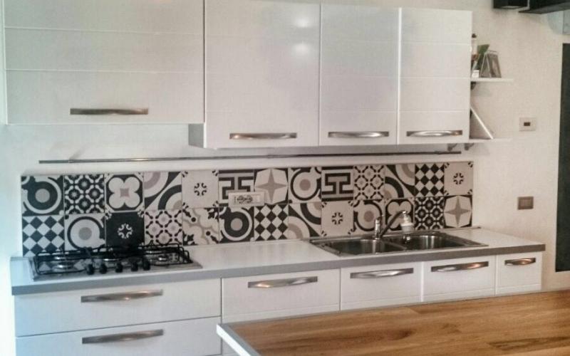 Black & white kitchen wall tiles in Vicenza