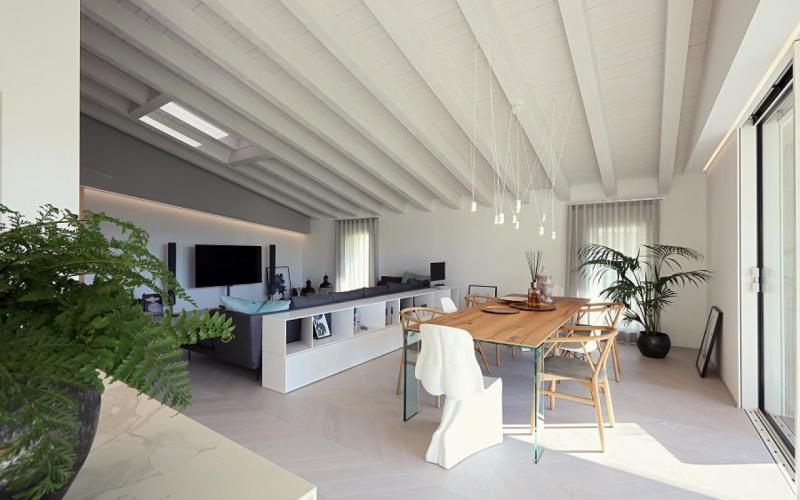 Pavimento in legno bianco in un attico a Vicenza 