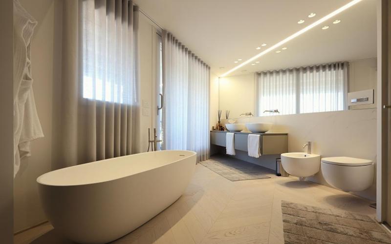 Pavimento in rovere bianco in un bagno moderno a Vicenza