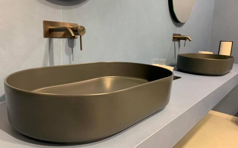 Faucets with bronze finish matching the basins 