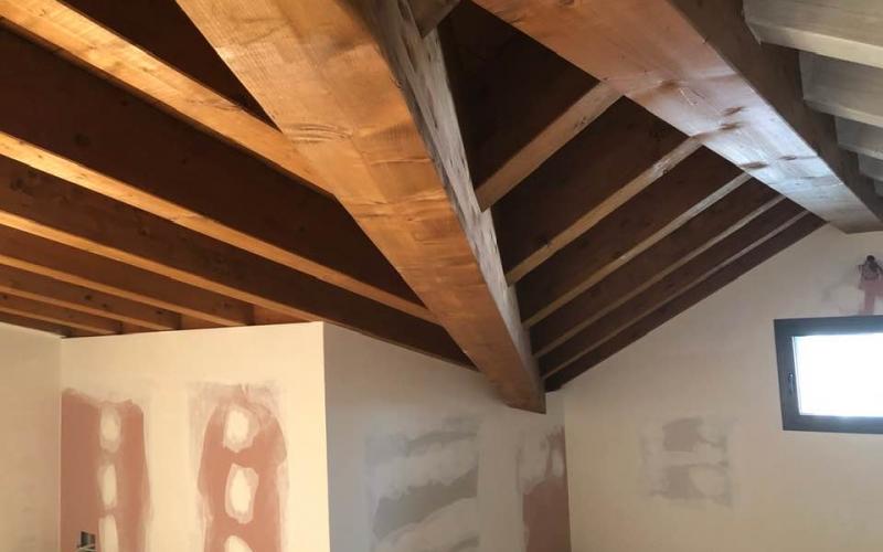 Sbiancatura del tetto in legno in una casa a Vicenza