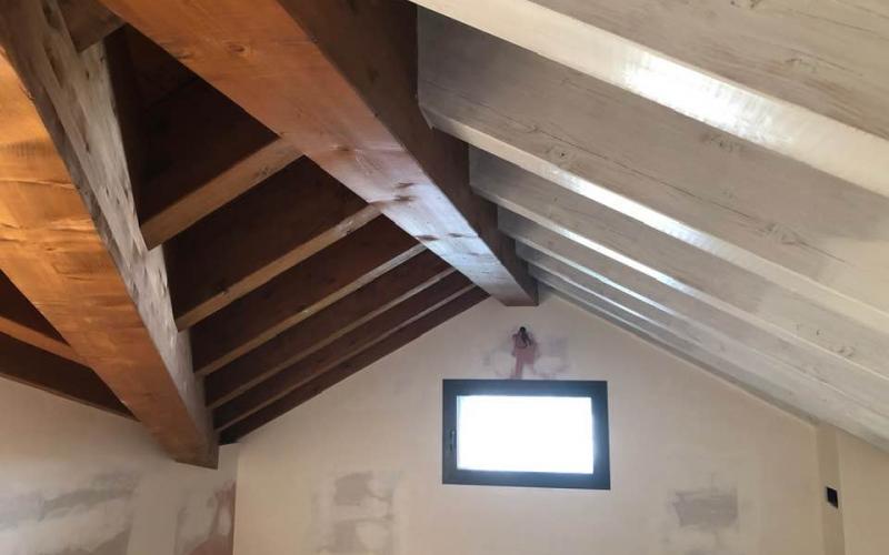 Sbiancatura del tetto in legno in una casa a Vicenza