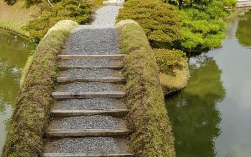 Un percorso su ponte in giardino giapponese