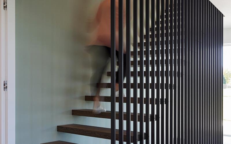 scala in legno con gradini a sbalzo e parapetto di design