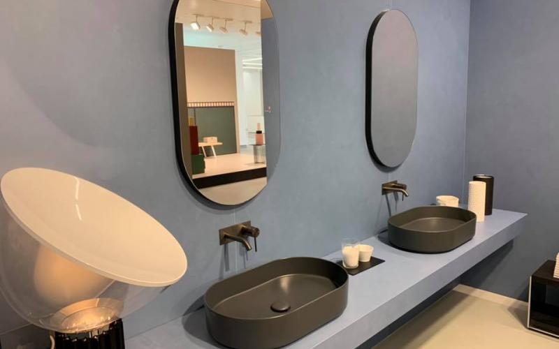 Uno specchio doppio in un bagno di forma ovale
