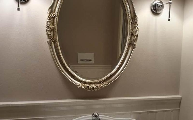 Specchio in stile antico, classico in un bagno stile inglese
