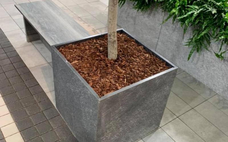 Planters realised with large slabs in porcelain stoneware