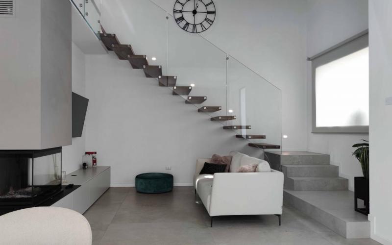 Modern suspended staircase Verona