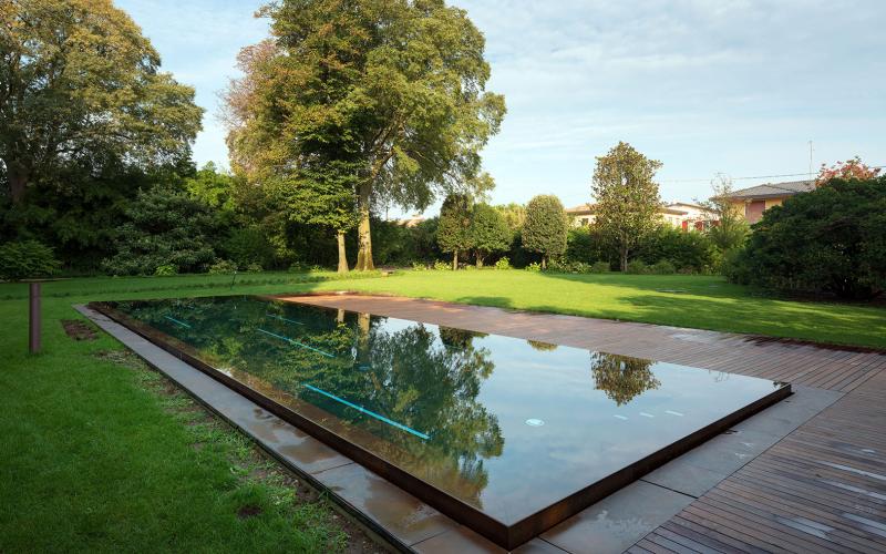 Swimming pool covered in large corten effect stoneware slabs