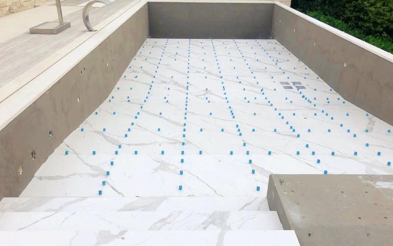 Swimming pool covered in large format porcelain tiles