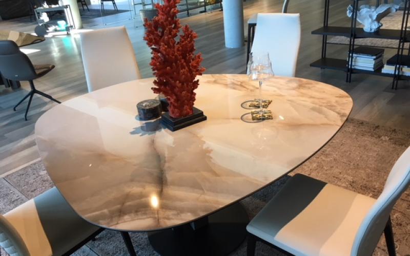 tavolo design in gres effetto marmo lucido alabastro 