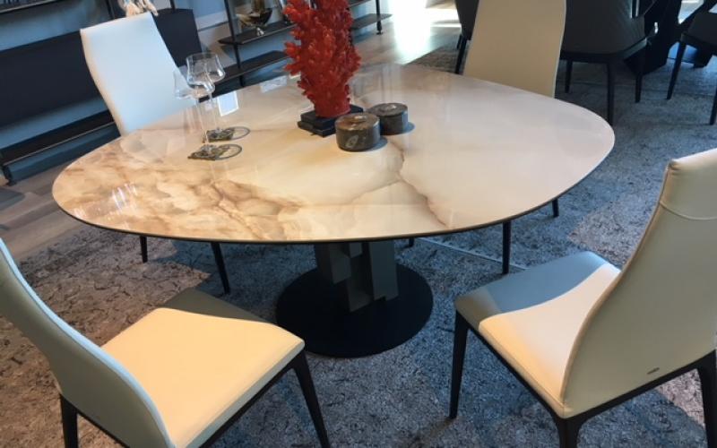 tavolo in gres effetto marmo lucido Vicenza con sagoma particolare