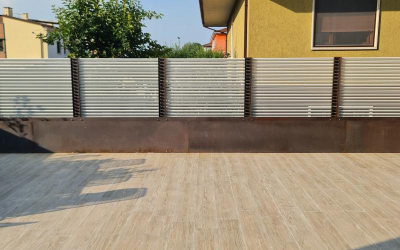 terrazza esterna in gres effetto legno a Montecchio Maggiore