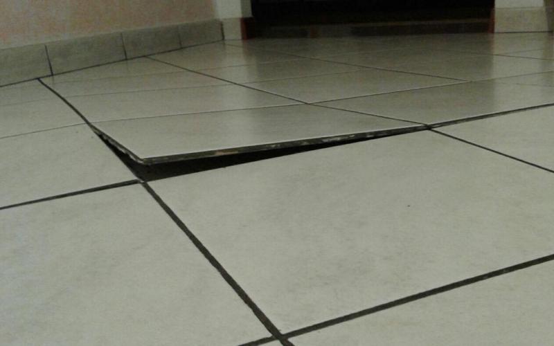 Poorly executed tile laying: raised floor 