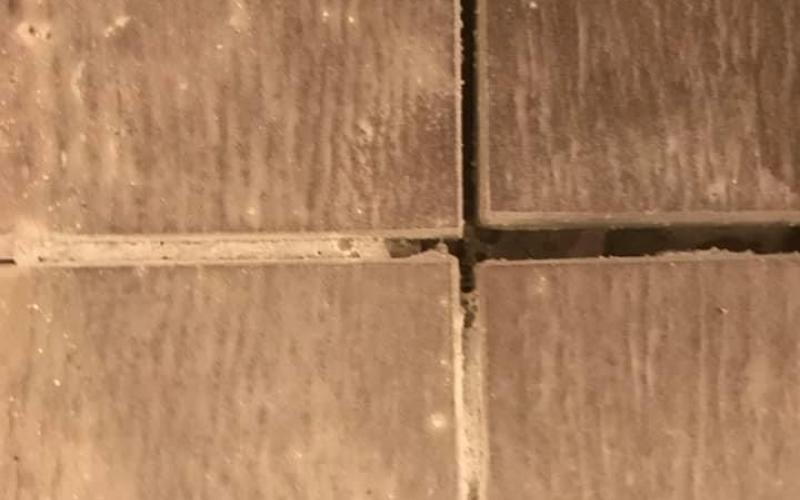 Problemi su un pavimento in piastrelle: fughe di dimensioni irregolari