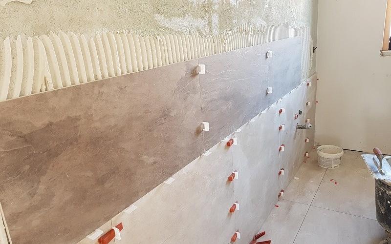 Tiles: laying a bathroom wall covering