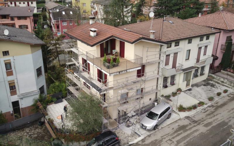 Bonus facciata a Vicenza: tinteggiatura autopulente casa privata, installazione del ponteggio