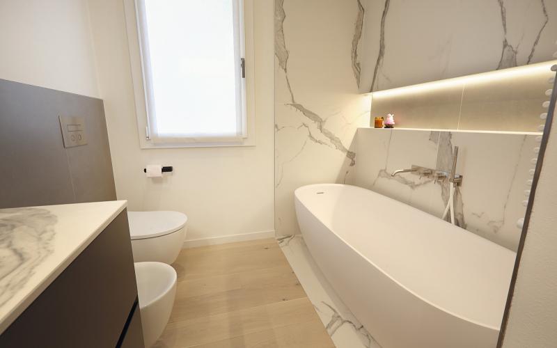 bathtub in the centre of the marble bathroom