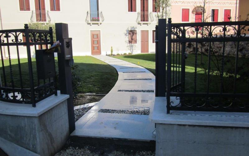 Walkway in Lessinia stone in Vicenza