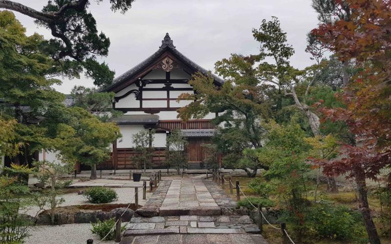 Viale accesso a casa giapponese con pietre squadrate e sassi
