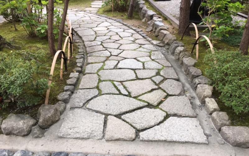 Pietre, muschio e sassi in un percorso su giardino giapponese